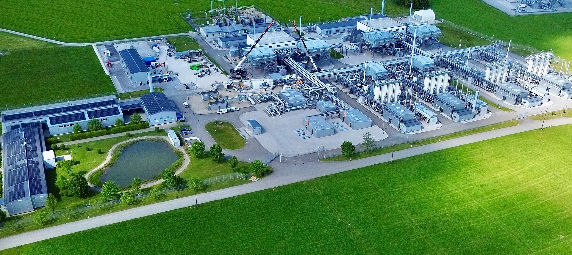 Speicher Haidach von oben umgeben von grünen Feldern