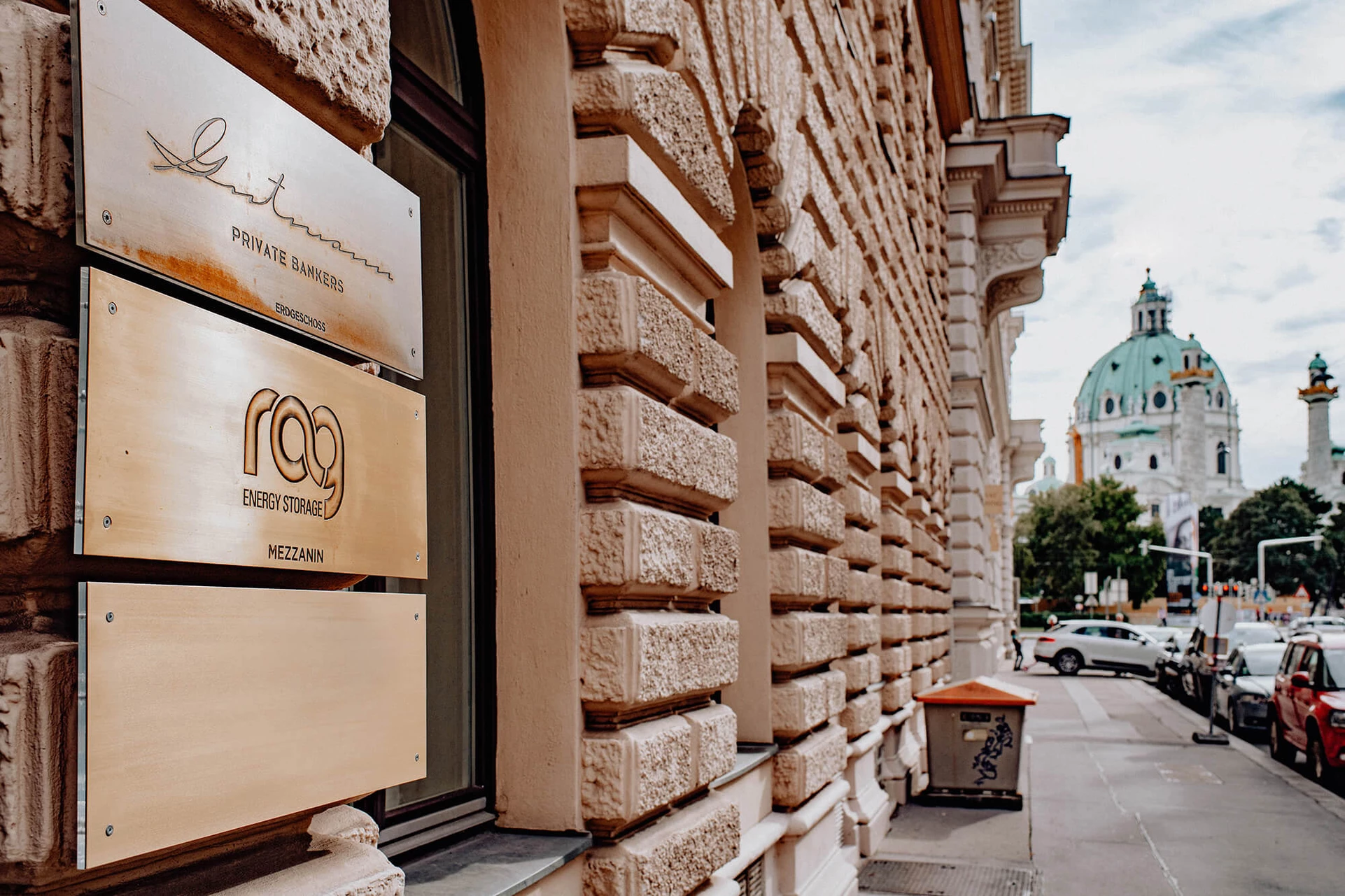 RAG Logo in gold an Fassade des Bürogebäudes Wien