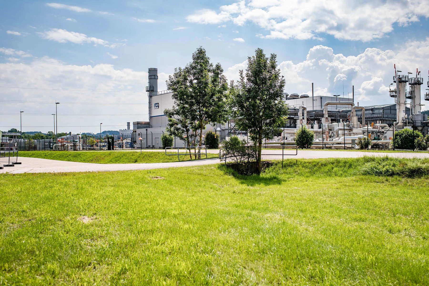 Speicher Puchkirchen vor grüner Wiese