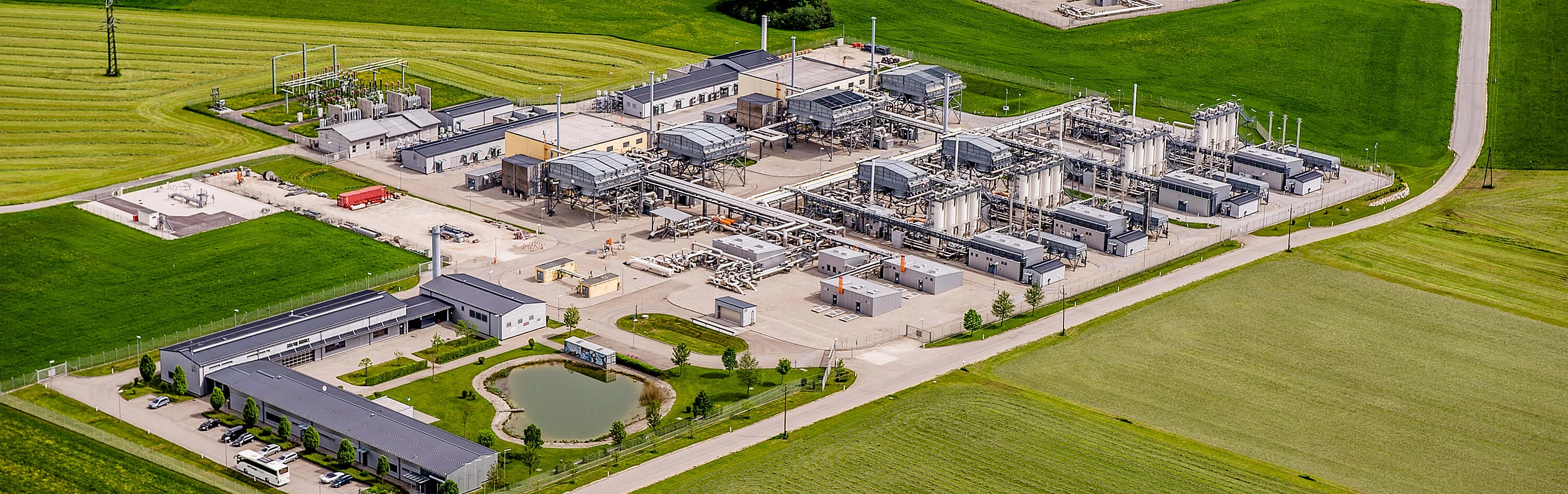 Speicher Haidach von oben umgeben von grünen Feldern